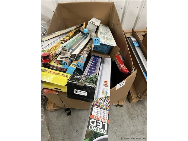 Doos inh. partij div. verlichting - afbeelding 1 van  3