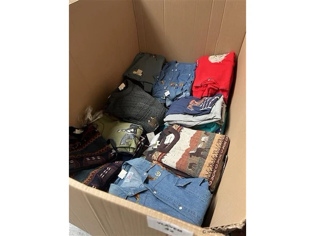 Doos, inh. partij kleding - afbeelding 1 van  6