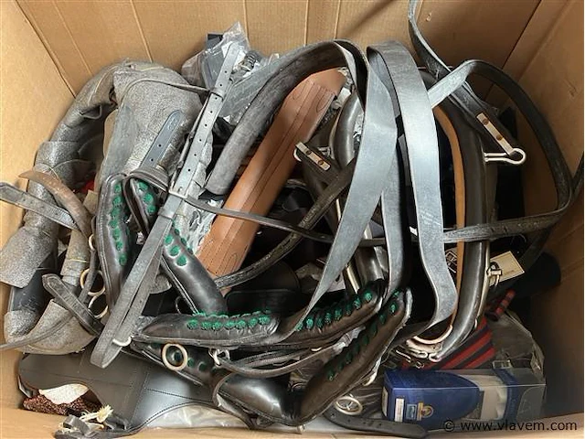Doos, inh. partij paardensport toebehoren - afbeelding 1 van  4
