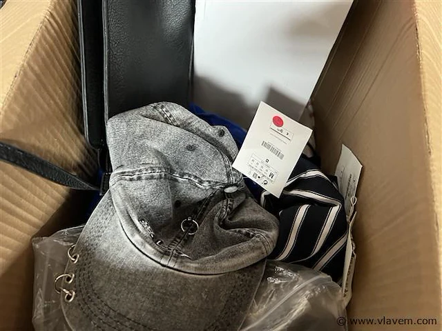 Doos, inh. partijtje kleding en schoenen - afbeelding 1 van  3