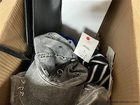 Doos, inh. partijtje kleding en schoenen - afbeelding 1 van  3