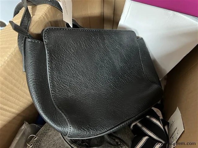Doos, inh. partijtje kleding en schoenen - afbeelding 3 van  3