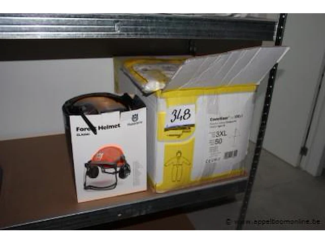 Doos inhouded overalls plus veiligheidshelm - afbeelding 1 van  2