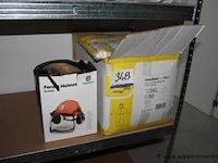 Doos inhouded overalls plus veiligheidshelm - afbeelding 1 van  2