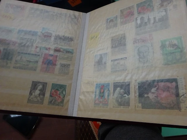 Doos met 10 postzegelalbums belgie en diverse landen postfris en gestempeld - afbeelding 3 van  4