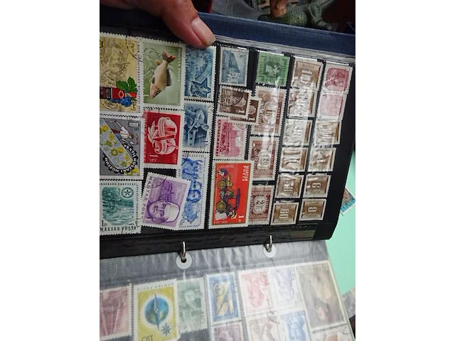 Doos met 10 postzegelalbums belgie en diverse landen postfris en gestempeld - afbeelding 4 van  4