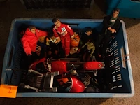 Doos met actionman poppen