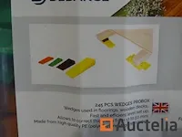 Doos met assortiment gekerfde wiggen kavel deze 245 stukken