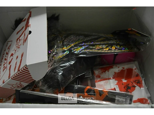 Doos met div halloween artikelen - afbeelding 1 van  4