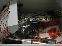 Doos met div halloween artikelen - afbeelding 1 van  4