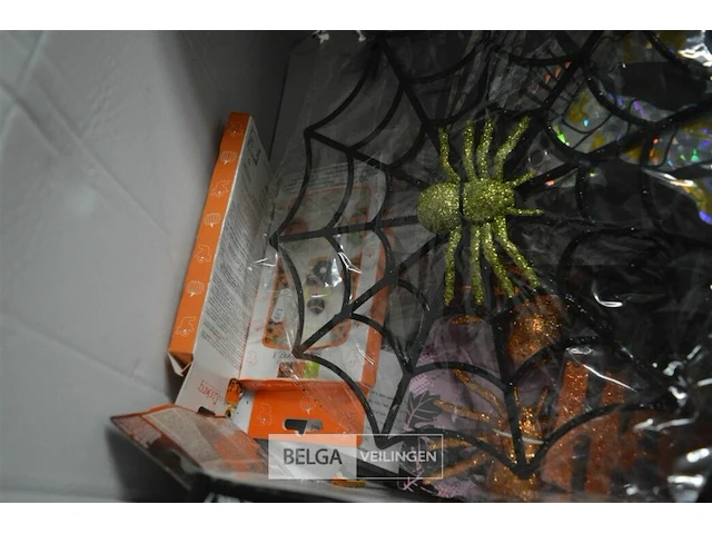 Doos met div halloween artikelen - afbeelding 4 van  4