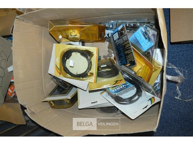 Doos met div materialen - afbeelding 1 van  6