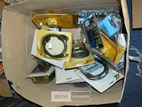 Doos met div materialen - afbeelding 1 van  6