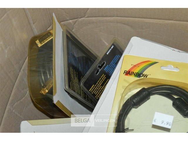 Doos met div materialen - afbeelding 6 van  6