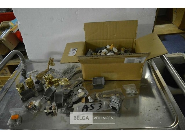 Doos met div miniatuurs - afbeelding 1 van  7