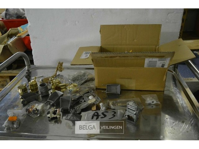 Doos met div miniatuurs - afbeelding 2 van  7