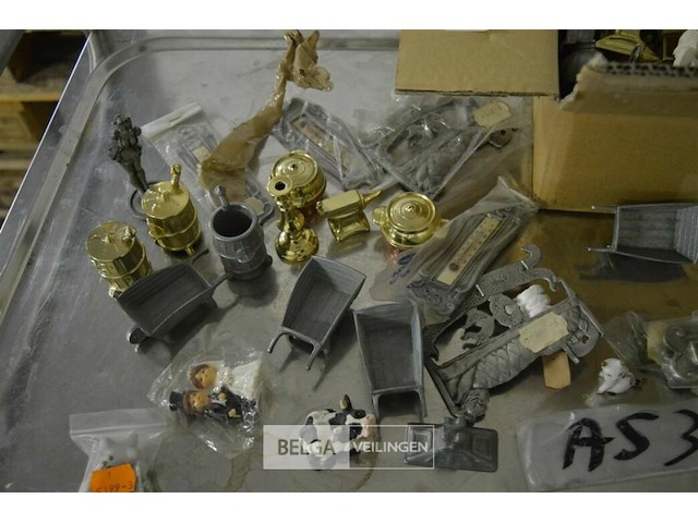 Doos met div miniatuurs - afbeelding 3 van  7