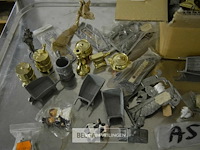 Doos met div miniatuurs - afbeelding 3 van  7