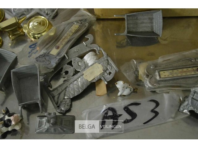 Doos met div miniatuurs - afbeelding 4 van  7