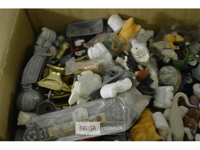 Doos met div miniatuurs - afbeelding 5 van  7