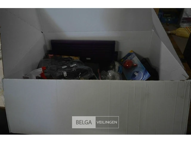 Doos met div spullen - afbeelding 1 van  4