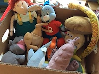 Doos met diverse knuffels - afbeelding 1 van  2