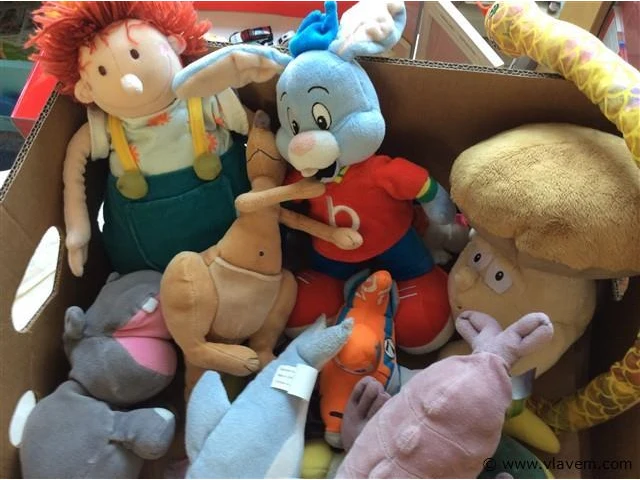 Doos met diverse knuffels - afbeelding 2 van  2