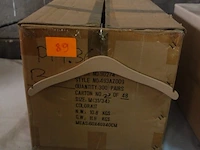 Doos met houten kapstokken - afbeelding 1 van  2