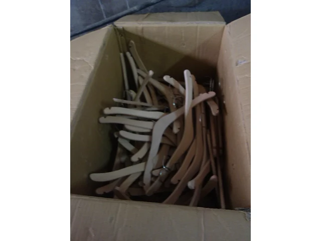 Doos met houten kapstokken - afbeelding 2 van  2