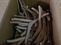 Doos met houten kapstokken - afbeelding 2 van  2