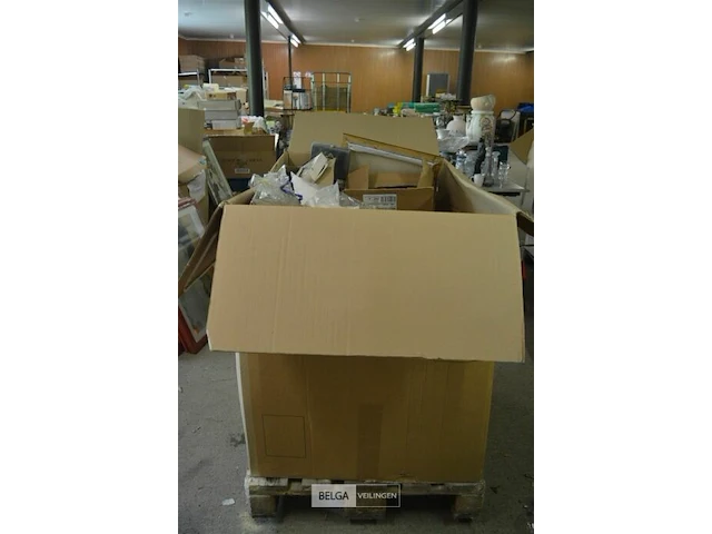 Doos met inhoud div retro materialen - afbeelding 1 van  7