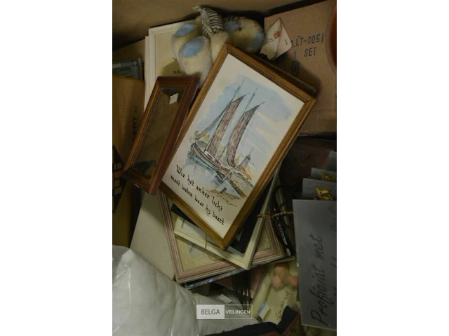 Doos met inhoud div retro materialen - afbeelding 2 van  7