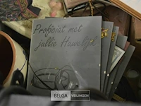 Doos met inhoud div retro materialen - afbeelding 3 van  7