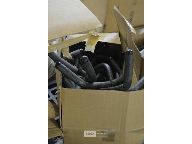 Doos met kleerhangers - afbeelding 1 van  4