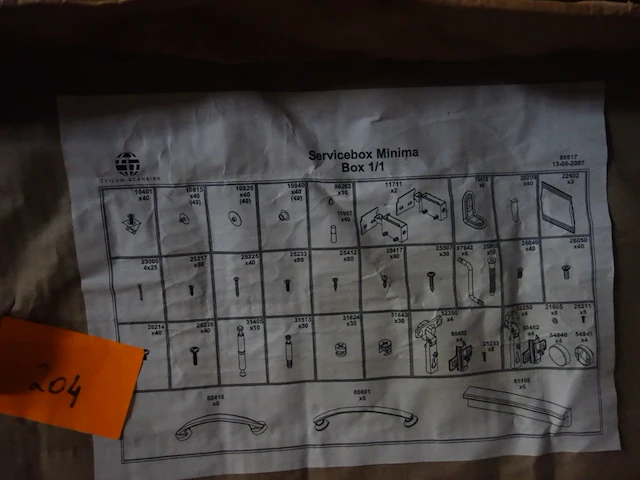 Doos met meubelbeslag - afbeelding 2 van  2
