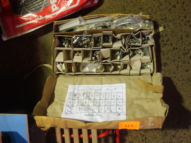 Doos met meubelbeslag - afbeelding 1 van  3