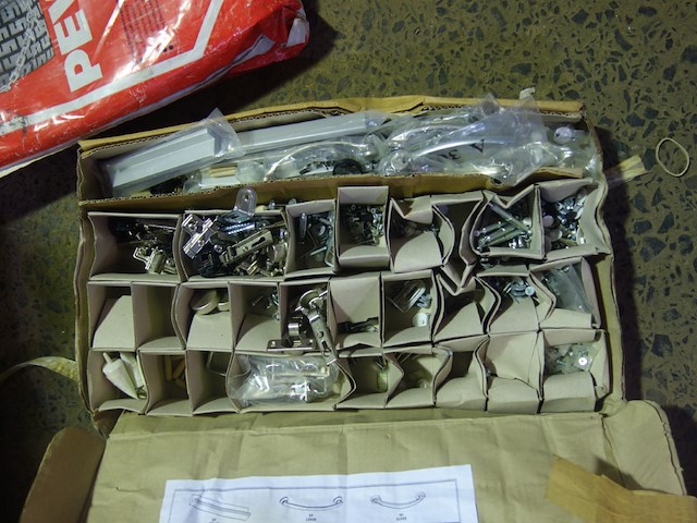 Doos met meubelbeslag - afbeelding 2 van  3