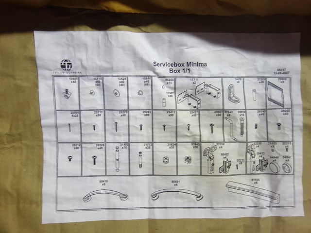 Doos met meubelbeslag - afbeelding 3 van  3