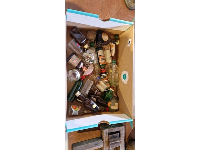 Doos met miniflesjes - afbeelding 1 van  1