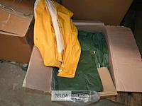 Doos met regenjassen - afbeelding 1 van  1