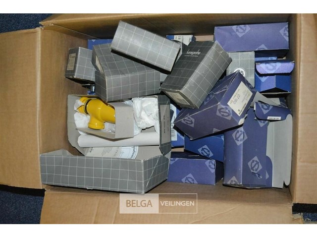 Doos met sanitair onderdelen - afbeelding 1 van  3