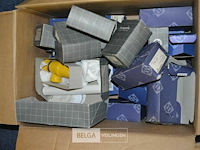 Doos met sanitair onderdelen - afbeelding 1 van  3