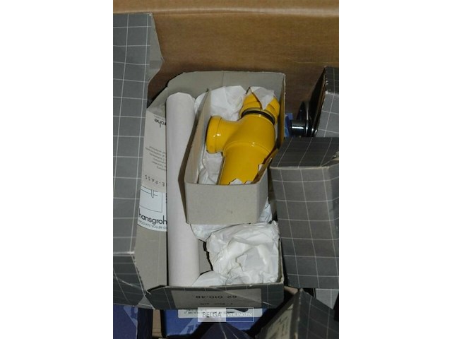 Doos met sanitair onderdelen - afbeelding 2 van  3