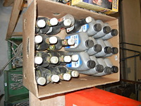 Doos met transmissieolie en flessen motorreiniger - afbeelding 1 van  1