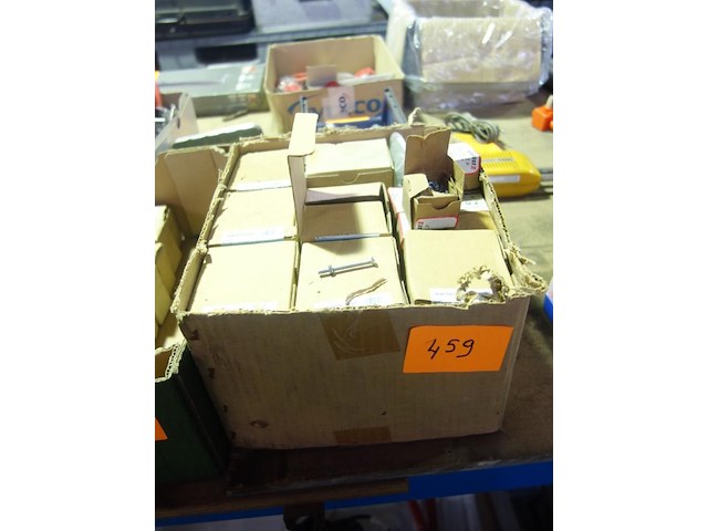 Doos met vijzen en moeren m4 - afbeelding 1 van  3