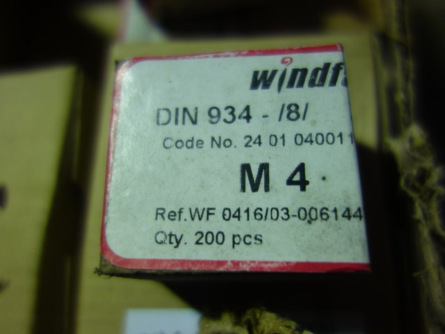 Doos met vijzen en moeren m4 - afbeelding 3 van  3