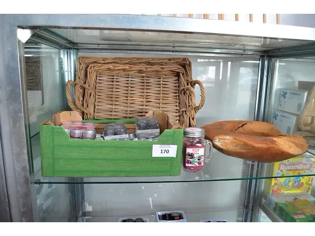 Doos theelichtjes, kaars in glas, 2 rieten manden, houten schaal - afbeelding 1 van  7