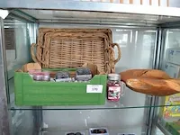 Doos theelichtjes, kaars in glas, 2 rieten manden, houten schaal - afbeelding 1 van  7