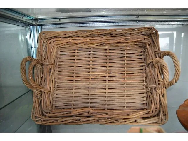 Doos theelichtjes, kaars in glas, 2 rieten manden, houten schaal - afbeelding 5 van  7