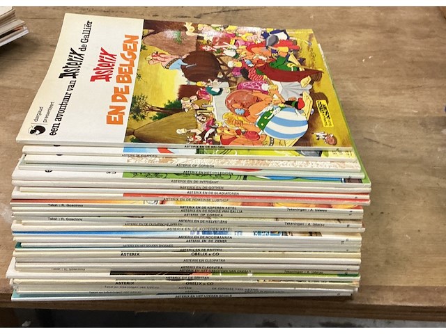 Doos verzameling strips "asterix" - afbeelding 2 van  2